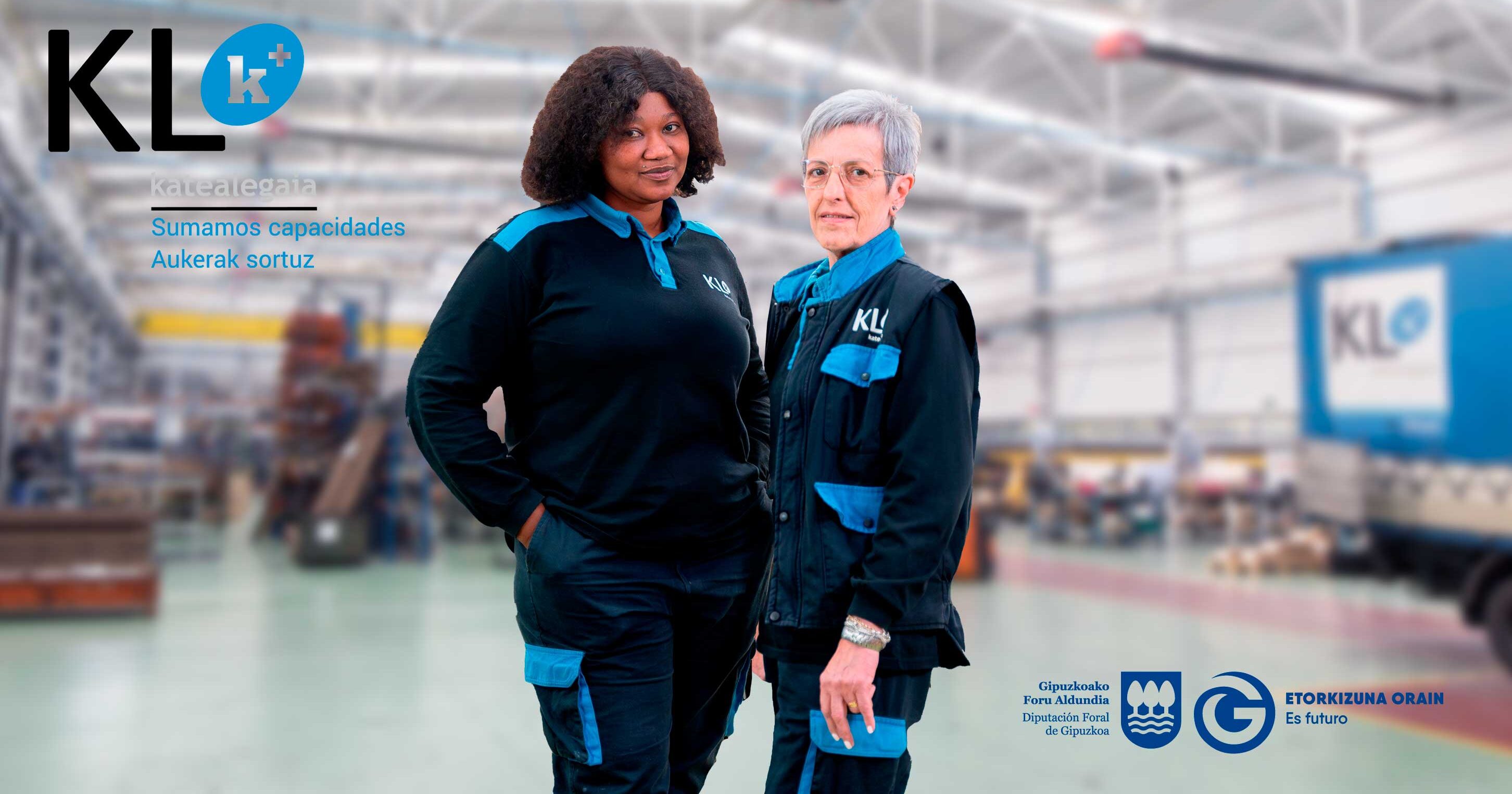 dos mujeres posan frente al taller