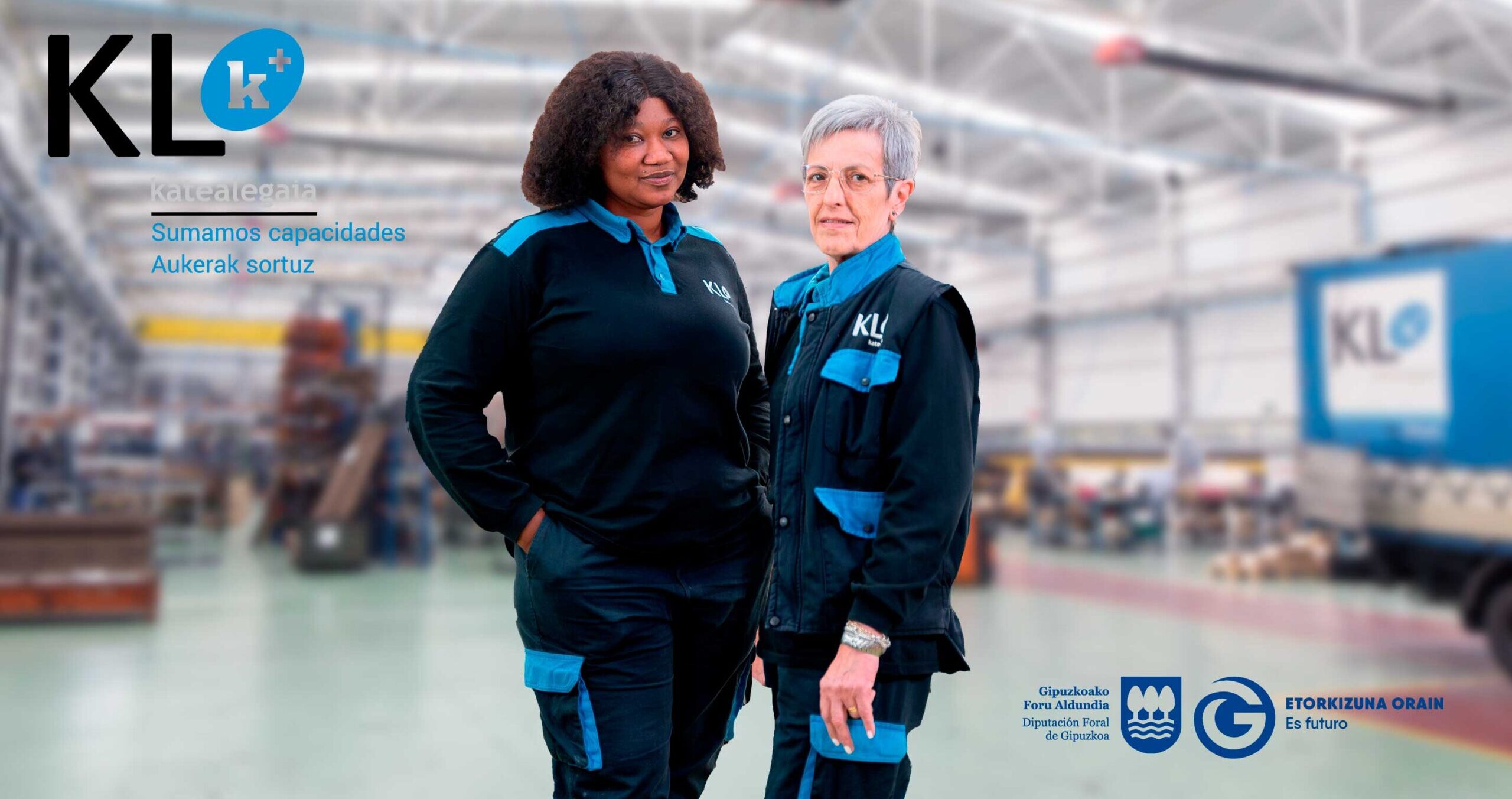 dos mujeres posan frente al taller