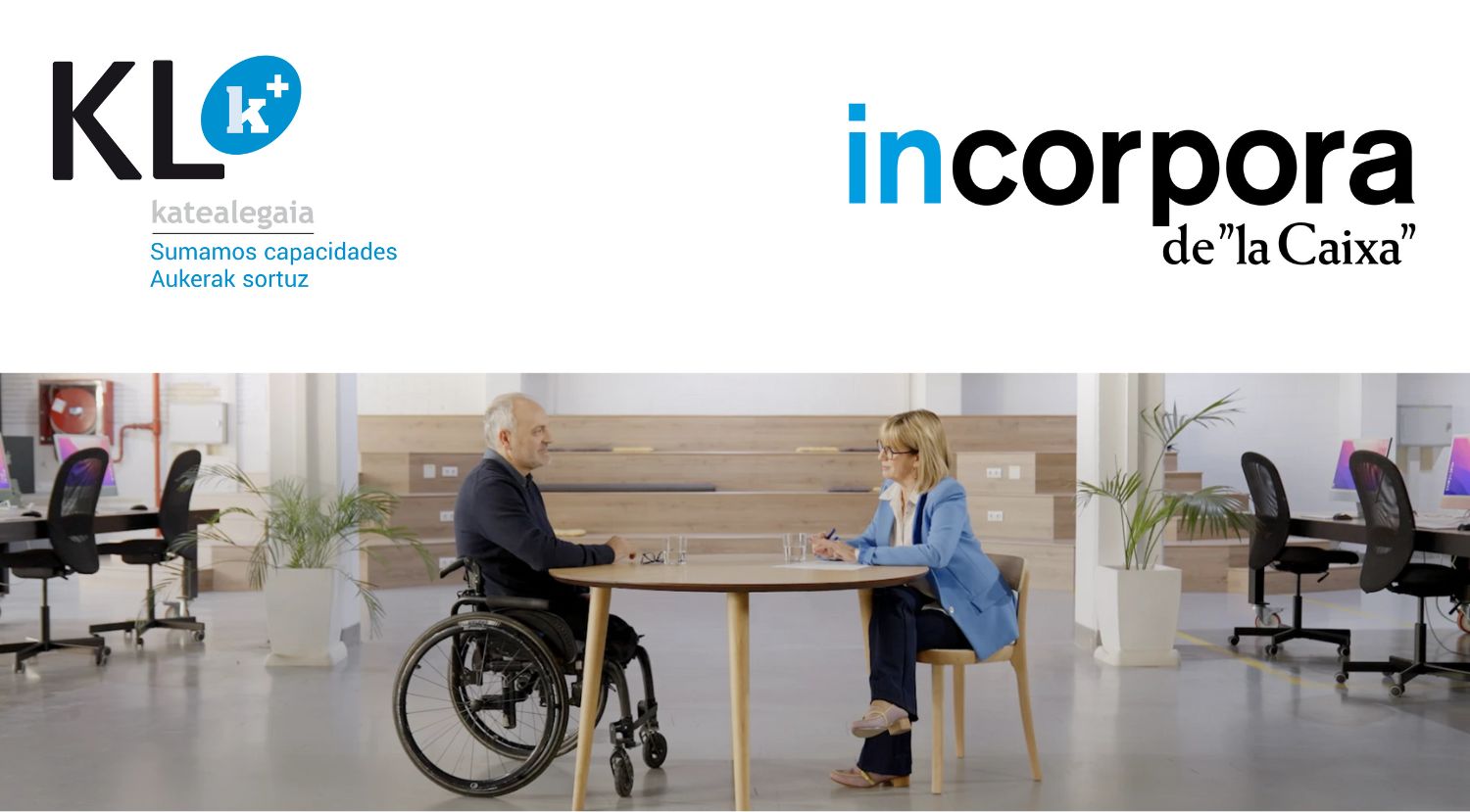 Programa incorpora de la Caixa, dos personas en una mesa. Una de ellas en silla de ruedas.
