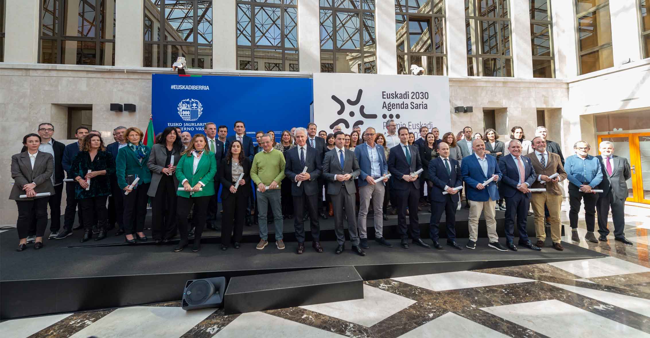 Foto entrega de diploma KL katealegaia