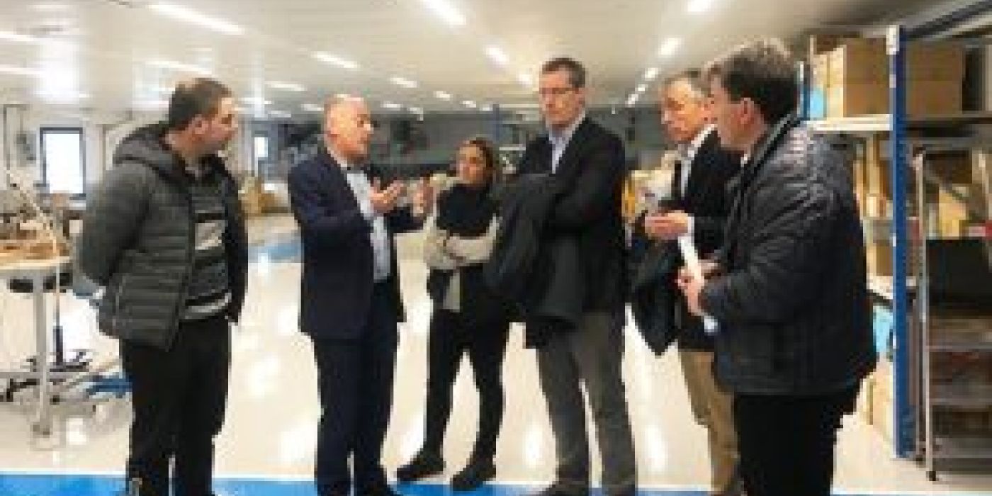 El Diputado General de Gipuzkoa y el Alcalde de Lazkao visitan la planta de KL en Lazkao
